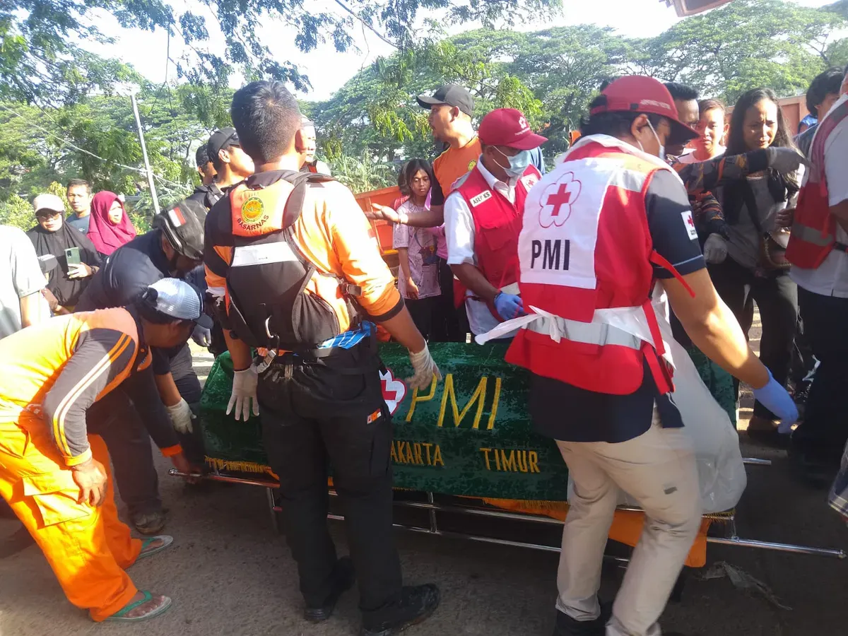 Tim SAR Gabungan saat mengevakuasi korban tenggelam yang telah tidak bernyawa, Selasa, 23 Desember 2025. (Sumber: Humas SAR Jakarta)