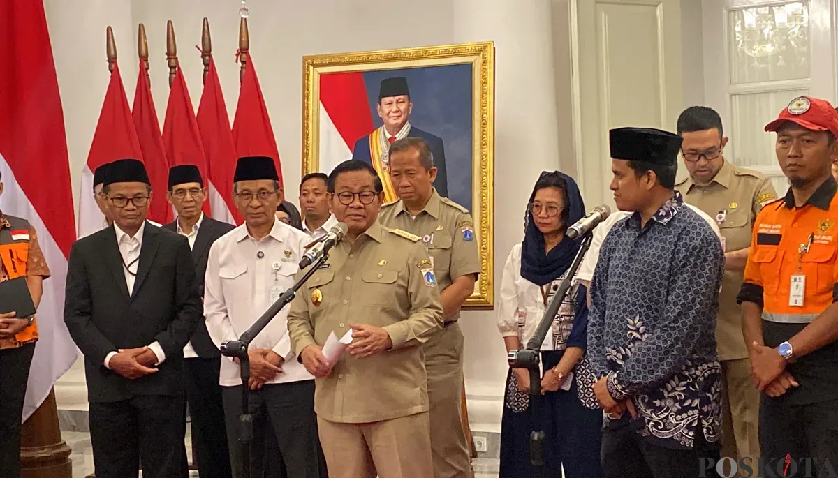 Gubernur Jakarta, Pramono Anung, saat menyampaikan pernyataan kepada awak media di Balai Kota DKI Jakarta, Selasa, 23 Desember 2025. (Sumber: POSKOTA | Foto: M Tegar Jihad)