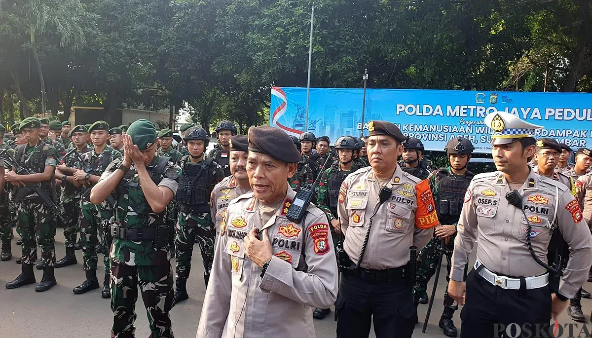 Polda Metro Jaya menggelar patroli gabungan dengan TNI dalam rangka Operasi Lilin Jaya 2025 untuk menjaga kamtibmas menjelang perayaan Natal dan Tahun Baru 2025/2026. (Sumber: POSKOTA | Foto: Ali Mansur)