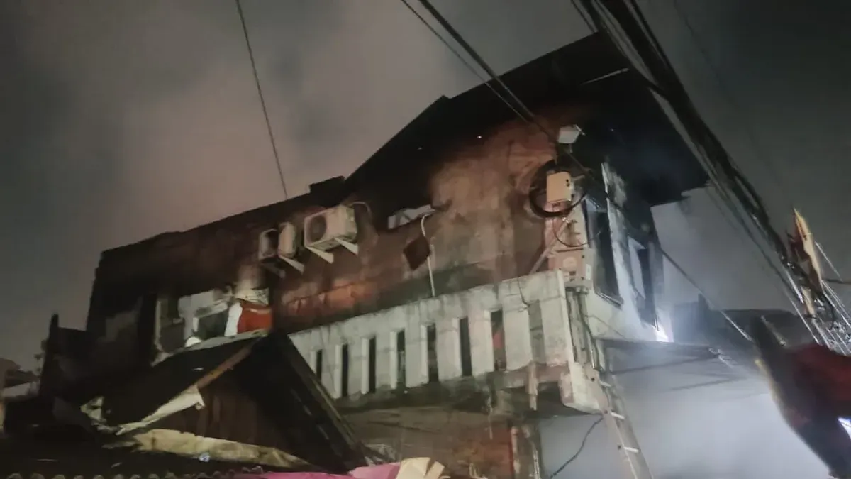 Kebakaran melanda permukiman padat penduduk di Jalan Karya Dalam 3, RT 13/RW 02, Kelurahan Wijaya Kusuma, Kecamatan Grogol Petamburan, Jakarta Barat, Senin, 22 Desember 2025 malam. (Sumber: Dok. Gulkarmat Jakarta Barat)