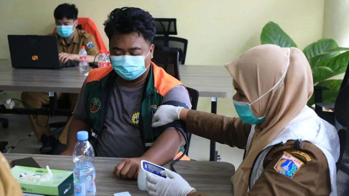 Skrining kesehatan sopir truk sampah TPST Bantargebang, Kecamatan Setu, Kota Bekasi. (Sumber: Dok. DLH Jakarta)