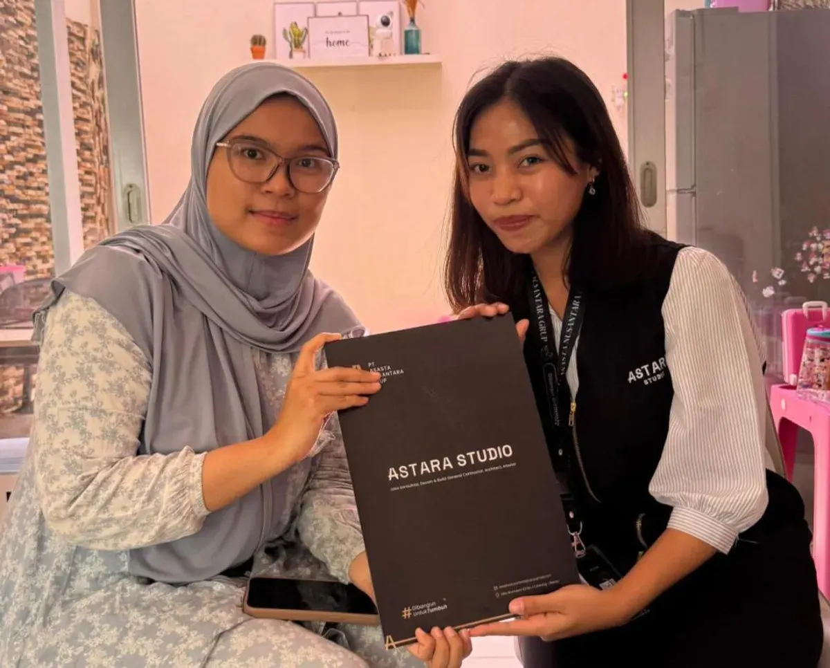 Tim Astara Studio bersama klien usai penandatanganan kerja sama desain, menegaskan komitmen menghadirkan desain berkualitas sesuai kebutuhan dan anggaran. (Sumber: Istimewa)