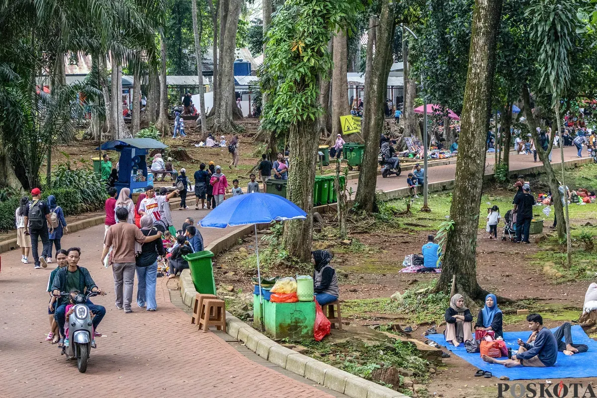 Pengunjung melihat satwa ketika berwisata di Taman Margasatwa Ragunan, Jakarta. (Sumber: Poskota/Dhiya Ahmad Fauzan)