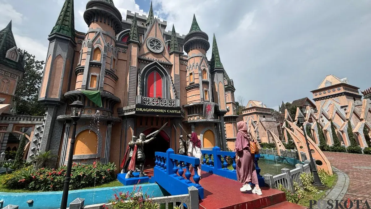 Wisatawan berfoto di Nicole’s River Park Puncak pada libur Nataru 2025. (Sumber: Poskota/Giffar Rivana)