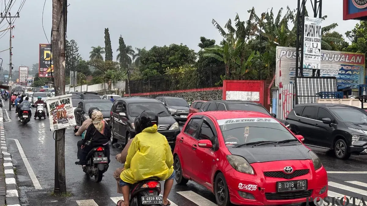 Padat, arus balik di jalur wisata Puncak saat penerapan one way di wilayah Cisarua arah Jakarta, Minggu 28 Desember 2025. (Sumber: Poskota/Giffar Rivana)