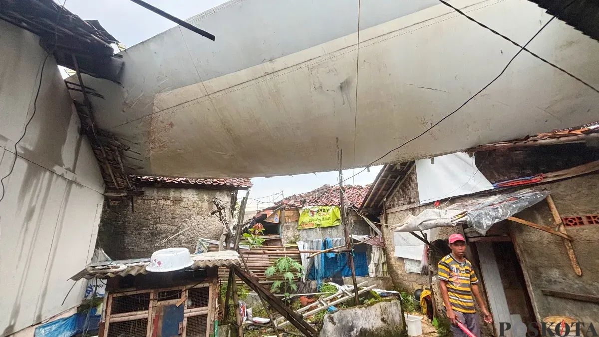 Bangkai sayap pesawat menimpa rumah warga saat angin puting beliung melanda kawasan Kemang, Kabupaten Bogor, Senin 29 Desember 2025. (Sumber: Poskota/Giffar Rivana)