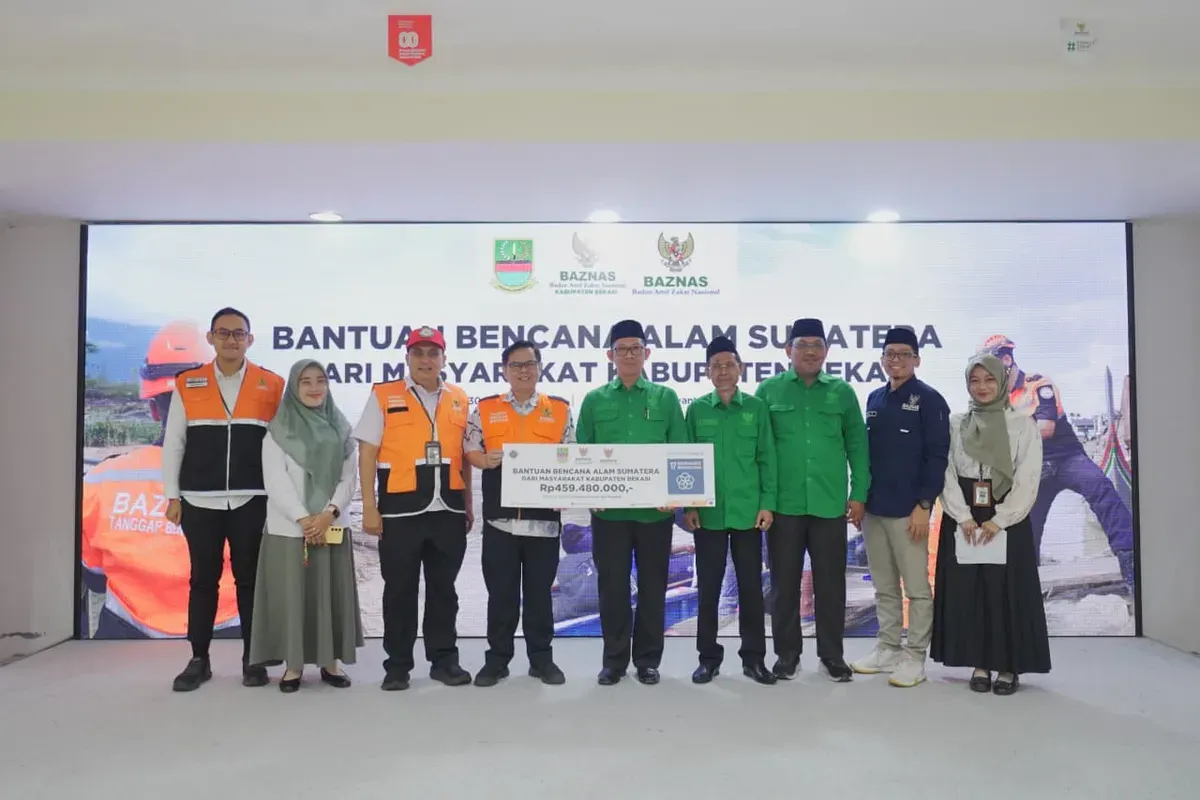 BAZNAS RI menerima secara simbolis bantuan kemanusiaan senilai Rp459 juta dari BAZNAS Kabupaten Bekasi untuk penanganan bencana banjir bandang dan longsor di Aceh, Sumatra Utara, dan Sumatra Barat. (Sumber: Istimewa)