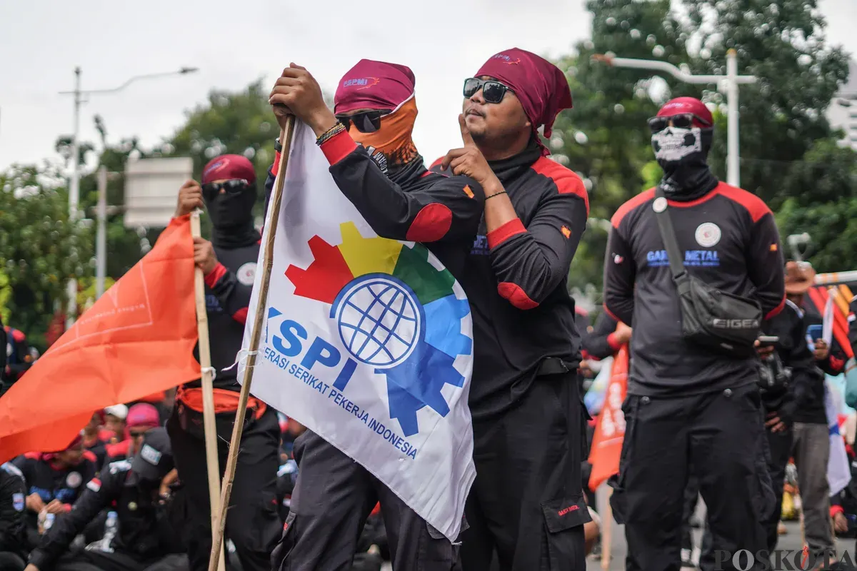 Ada demo buruh di Monas hari ini, sebanyak 1.060 personel gabungan dikerahkan untuk mengawal aksi. (Sumber: Poskota/Bilal Nugraha Ginanjar)
