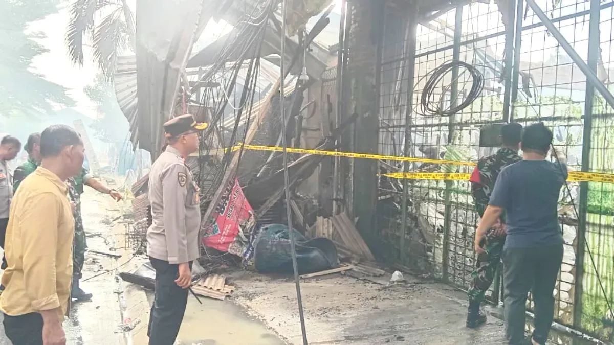 Potret insiden kebakaran yang melanda sebuah rumah sekaligus tempat usaha di Jalan Purnawarman, Kecamatan Ciputat Timur, Kota Tangerang Selatan, pada Selasa, 30 Desember 2025 dini hari. (Sumber: Polsek Ciputat Timur)