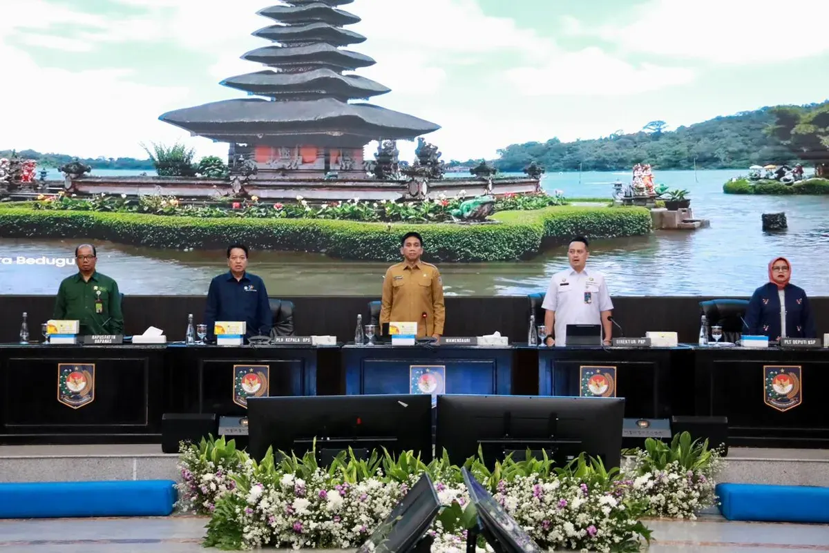 Wamendagri Akhmad Wiyagus memimpin Rapat Koordinasi Pengendalian Inflasi Tahun 2025 yang digelar secara hybrid dari Kantor Pusat Kemendagri, Jakarta. (Sumber: Puspen Kemendagri)