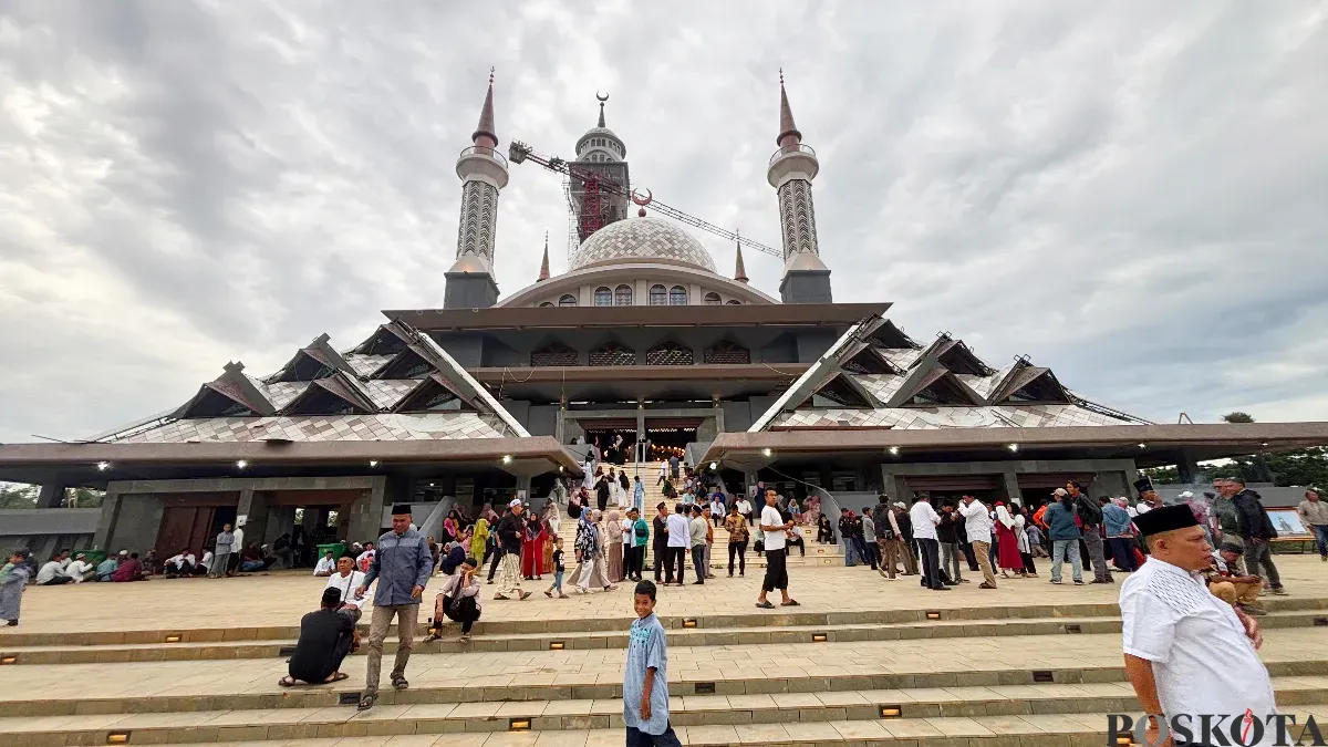 Ilustrasi rehabilitasi masjid raya. Masjid Raya Nurul Wathon Pakansari dipenuhi warga saat operasional pertamanya pada Jumat, 26 Desember 2025. (Sumber: Poskota/Giffar Rivana)