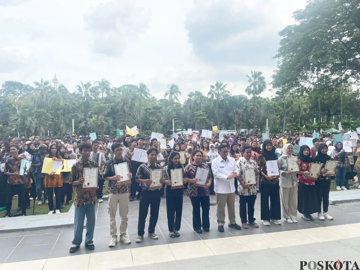 Gubernur Jakarta Pramono Anung usai menyerahkan pemutihan ijazah di Balai Kota Jakarta, Selasa, 30 Desember 2025. (Sumber: Poskota/M. Tegar Jihad)