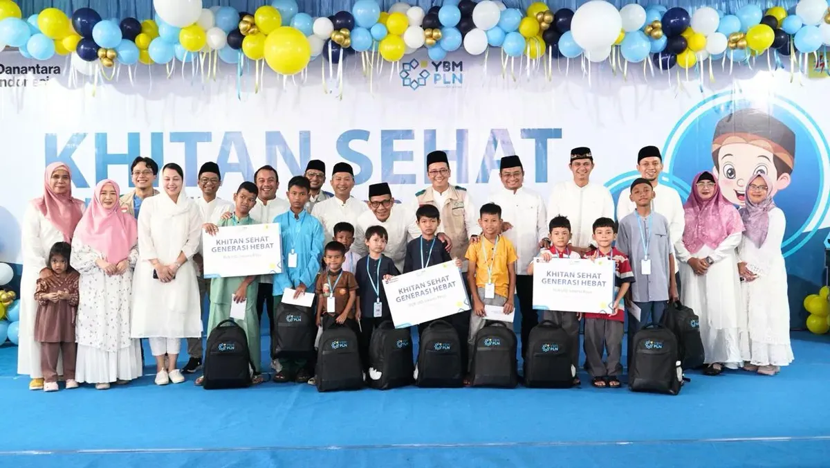 KHITAN: PLN UID Jakarta Raya dan Yayasan Baitul Maal (YBM) PLN berfoto bersama anak-anak peserta program Khitan Sehat Generasi Hebat usai pelaksanaan kegiatan khitan massal yang diikuti 1.022 anak. (Sumber: PLN UID Jakarta Raya)
