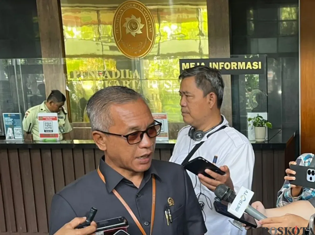 Juru Bicara PN Jakarta Pusat, Sunoto, SH, membantah hakim walk out saat sidang Delpedro Cs. (Sumber: Poskota | Foto: Ramot Sormin)