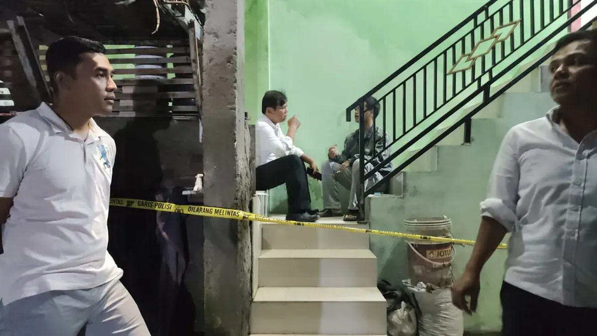 Petugas mengamankan lokasi kejadian serta meminta keterangan dari sejumlah warga. (Sumber: Dok. Polsek Waringkurung)