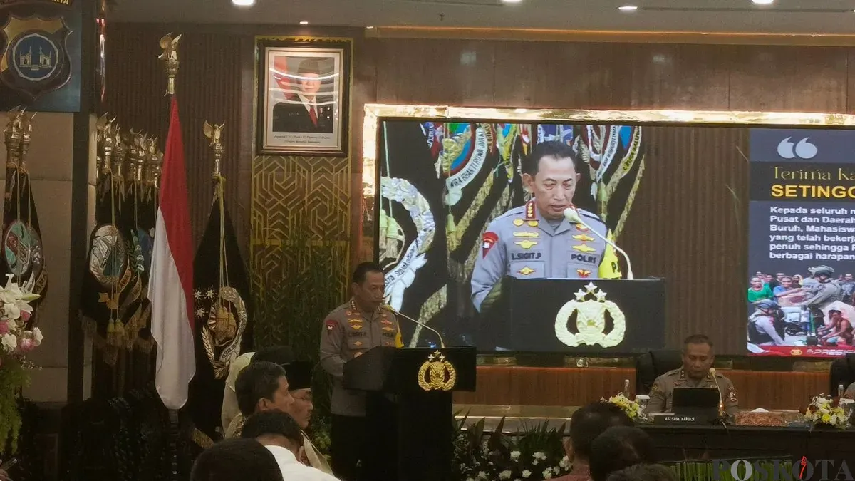 Kapolri Jenderal Listyo Sigit Prabowo menyampaikan pemaparan Rilis Akhir Tahun (RAT) 2025 di Gedung Rupatama Mabes Polri, Jakarta, Selasa 30 Desember 2025. (Sumber: Poskota/Ali Mansur)