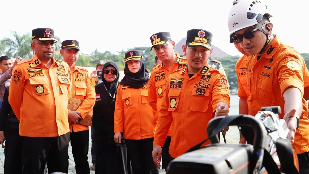 Kepala Pelaksana BPBD Kabupaten Bekasi, Muchlis, saat meninjau persiapan pemkab Bekasi dalam menghadapi bencana hidrometeorologi tahun 2025. (Sumber: Istimewa)
