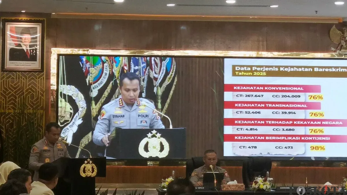 Kepala Badan Reserse Kriminal (Kabareskrim) Polri Komjen Syahardiantono, dalam paparannya dalam kegiatan Rilis Akhir Tahun Polri yang digelar di Gedung Rupatama Mabes Polri, Jakarta Selatan, Selasa, 30 Desember 2025. (Sumber: Poskota/Ali Mansur)