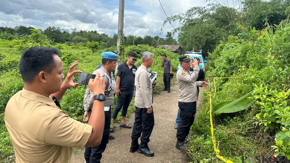 Petugas kepolisian saat melakukan olah TKP penemuan karyawan konter HP di wilayah Kecamatan Jambe. (Sumber: Poskota/Veronica Prasetio)