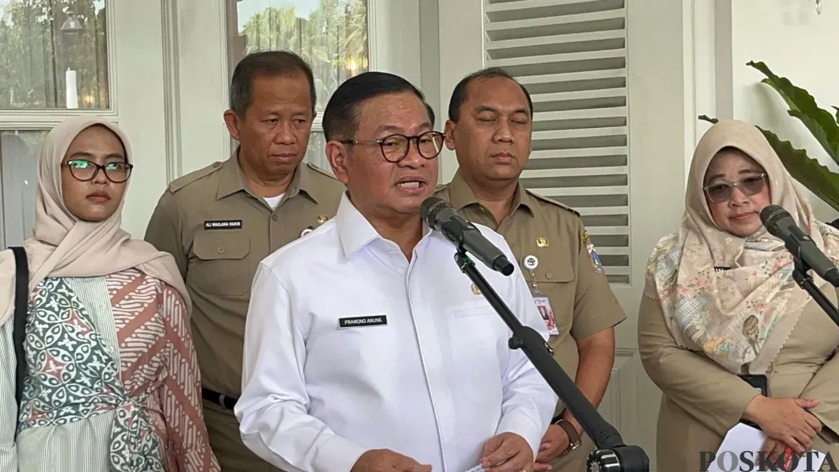 Gubernur Jakarta Pramono Anung saat menyampaikan pernyataan kepada awak media di Balai Kota DKI Jakarta, Selasa, 30 Desember 2025. (Sumber: Poskota/M. Tegar Jihad)