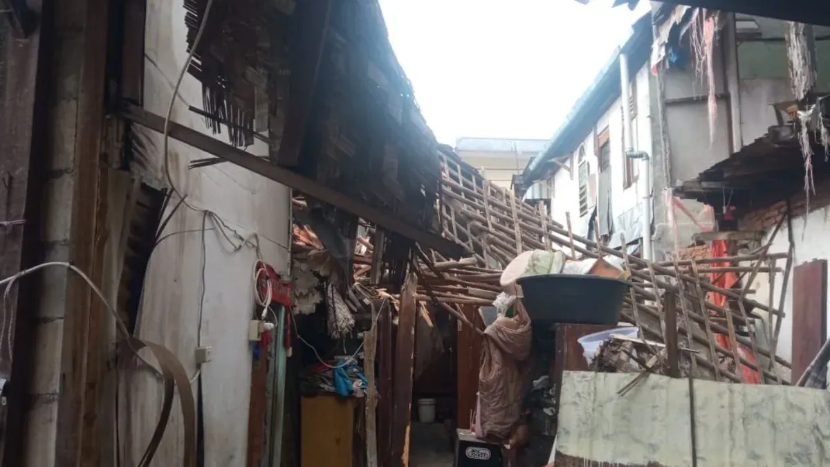 Rumah legenda Komedi Diding Boneng yang berlokasi di Jalan Matraman Dalam 2 RT 12 RW 08 Kelurahan Pegangsaan Kecamatan Menteng, Jakarta Pusat, roboh pada Selasa, Desember 2025. (Sumber: Istimewa)