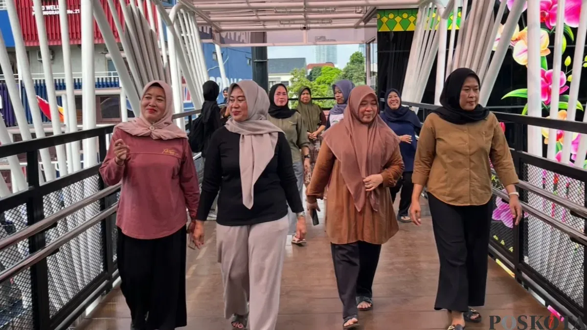 Masyarakat antusias terhadap fasilitas lift di JPO Pesanggrahan di kawasan Kembangan, Jakarta Barat, Selasa, 30 Desember 2025. (Sumber: Poskota/Pandi Ramedhan)