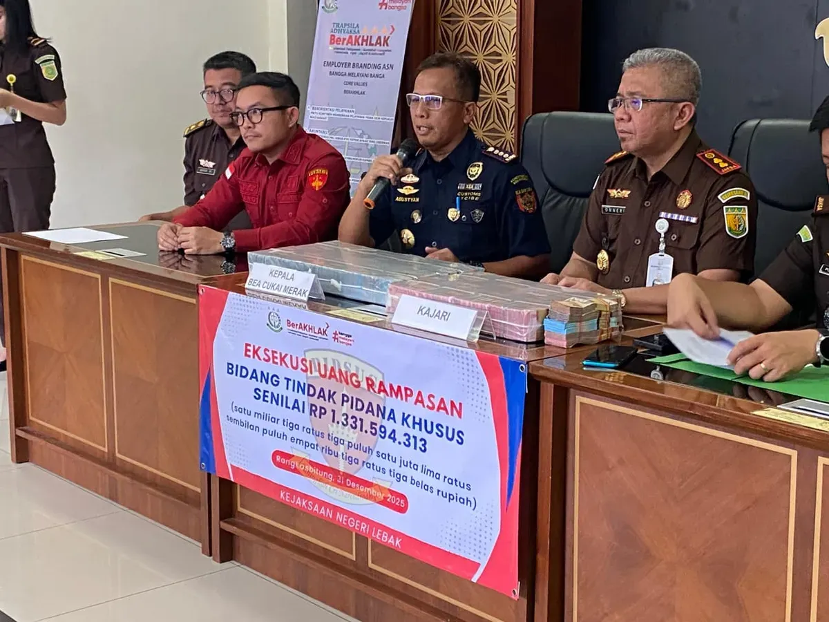 Kejari Lebak saat menunjukan uang hasil eksekusi dari perkara peredaran rokok ilegal. (Sumber: Kejari Lebak)