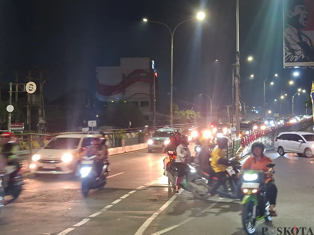Pantauan Poskota di flyover Jalan Arif Rahman Hakim perbatasan Beji dengan Pancoran Mas sebagai pusat titik keramaian pergantian Malam Tahun Baru 2026 sudah terlihat ramai dan cuaca terang. (Sumber: Poskota/Angga Pahlevi)