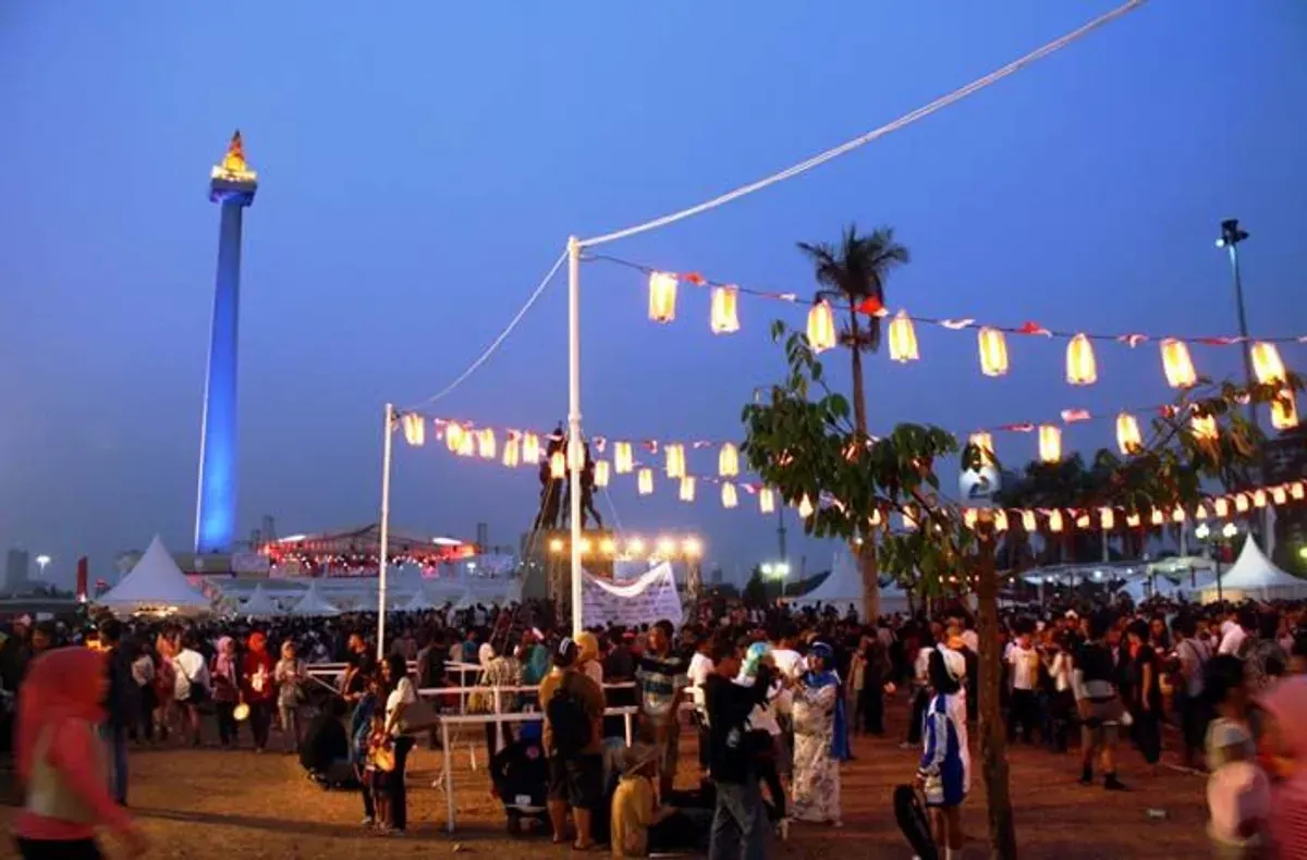 Suasana kawasan Monas Jakarta saatpenerapan Car Free Night. (Sumber: Pinterest)