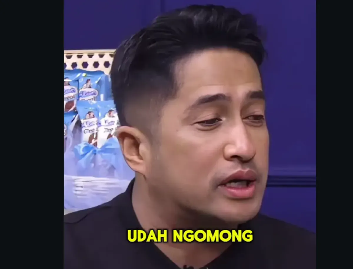 Irfan Hakim menahan tangis saat menceritakan dugaan malpraktik yang dialami ayahnya dalam podcast bersama Sara Wijayanto. (Sumber: TikTok/@e.yes.on.me)
