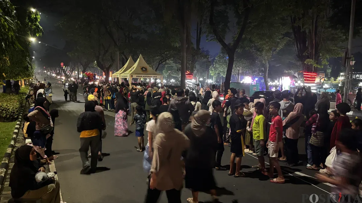 Warga menikmati CFN di Jalan Tegar Beriman untuk sambut perayaan tahun baru 2026. (Sumber: Poskota/Giffar Rivana)