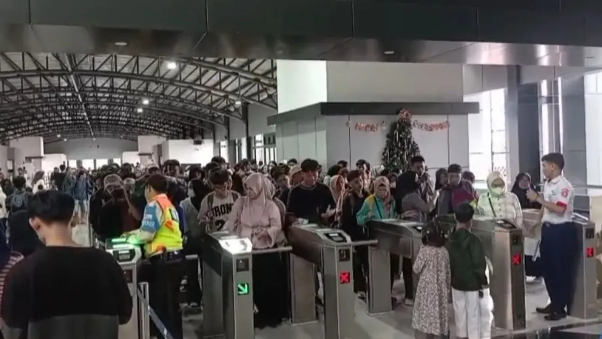 Ribuan penumpang KA saat turun dari kereta di Stasiun Rangkasbitung, Lebak. (Sumber: Istimewa)
