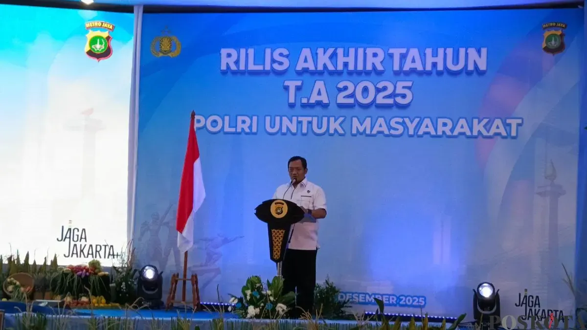 Direktur Reserse Kriminal Umum Polda Metro Jaya Kombes Iman Imanuddin dalam pemaparan Rilis Akhir Tahun (RAT) 2025 di BPMJ, Jakarta Selatan, Rabu, 31 Desember 2025. (Sumber: Poskota/Ali Mansur)