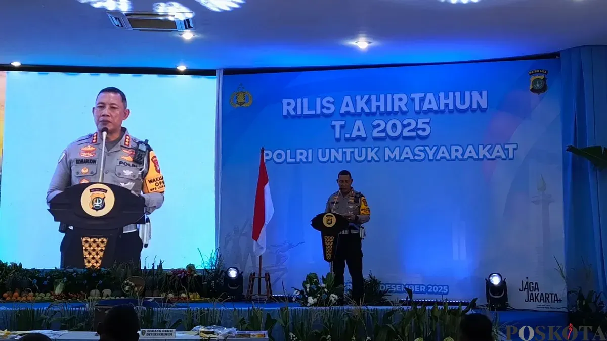 Direktur Lalu Lintas Polda Metro Jaya Kombes Komarudin, saat menyampaikan Rilis Akhir Tahun (RAT) 2025 di Mapolda Metro Jaya, Kebayoran Baru, Jakarta Selatan, Rabu, 31 Desember 2025. (Sumber: Poskota/Ali Mansur)