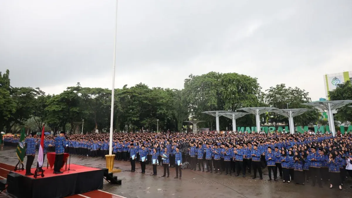 Wali Kota Bekasi, Tri Adhianto melantik 3.442 PPPK Paruh Waktu di lingkungan Pemkot Bekasi. Rabu, 31 Desember 2025. (Sumber: Humas Pemkot Bekasi)