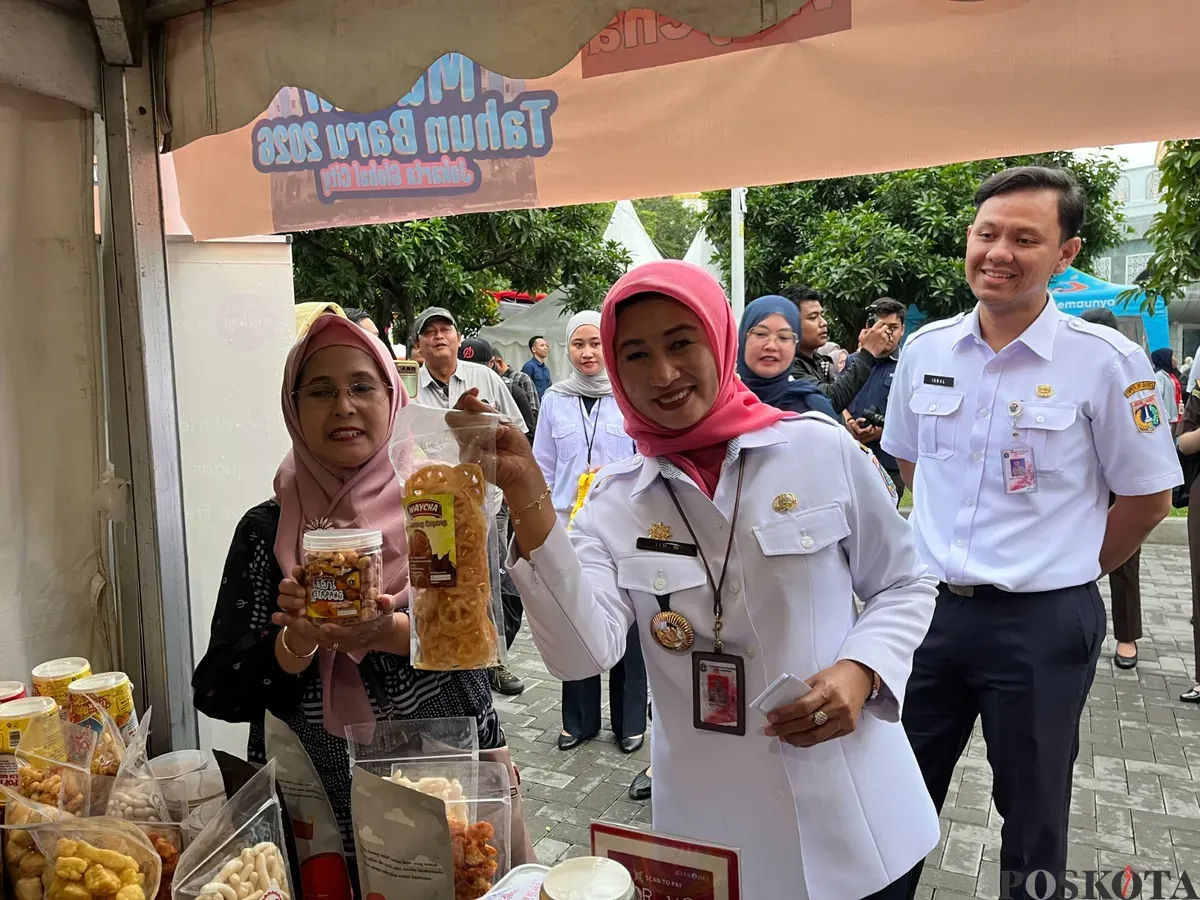 Wali Kota Iin Mutmainnah menyapa warga yang menghadiri kegiatan sederhana di Kantor Pemkot Jakarta Barat, Rabu, 31 Desember 2025. (Sumber: Poskota/Pandi Ramedhan)