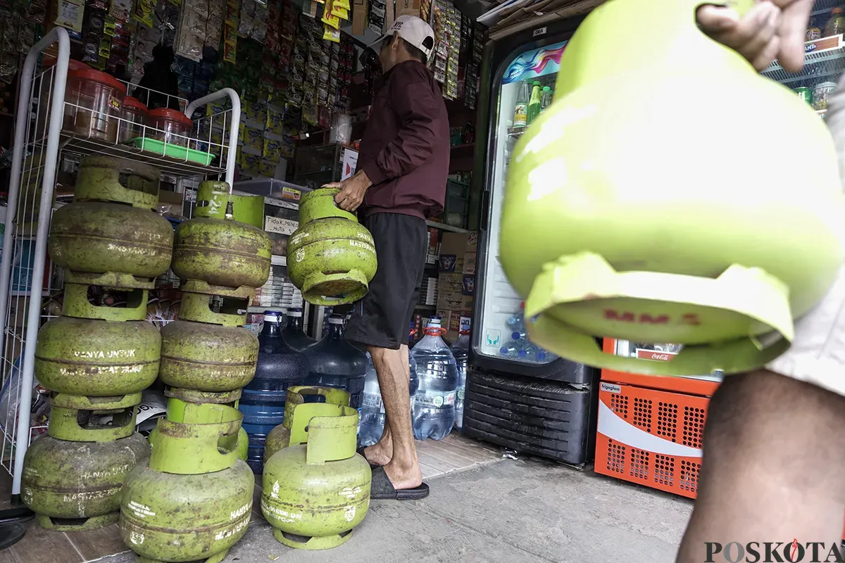 Ilustrasi konsumen membeli tabung gas 3 kg. (Sumber: Poskota/Bilal Nugraha Ginanjar)