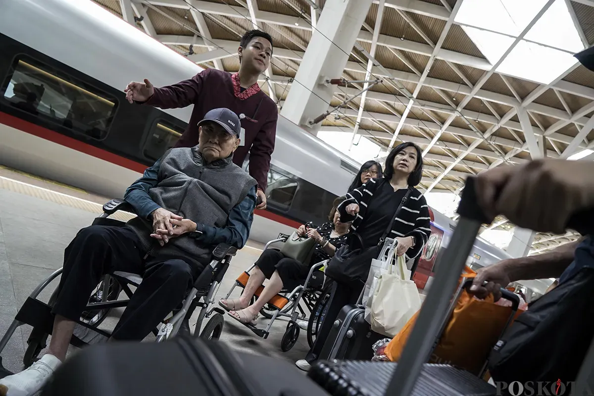 Sejumlah calon penumpang  menunggu kedatangan kereta cepat Whoosh saat proses keberangkatan di peron Stasiun Whoosh Halim, Jakarta Timur, Sabtu, 1 Februari 2025. (Sumber: Poskota/Bilal Nugraha Ginanjar)