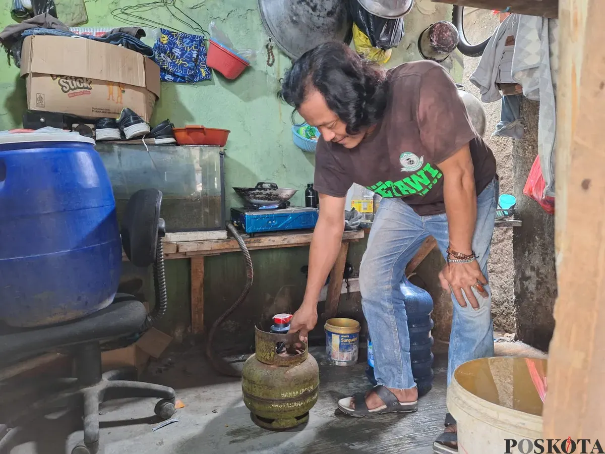 Warga di Desa Bahagia, Kecamatan Babelan, Kabupaten Bekasi, saat memasak menggunakan gas LPG 3 kilogram, Sabtu, 1 Februari 2025. (Sumber: Poskota/Ihsan Fahmi)