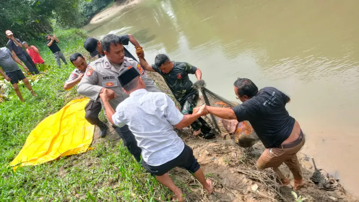 Petugas mengevakuasi mayat mengambang di Sungai Cidurian, Kampung Kalang Serang, RT 006 RW 002, Desa Patrasana, Kecamatan Kresek, Kabupaten Tangerang. (Sumber: Dok. Polsek Kresek)