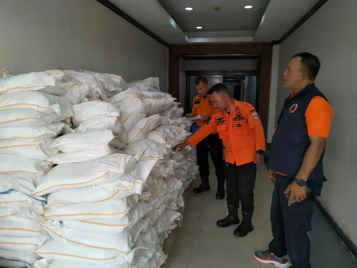 Persedian garam untuk Operasi Modifikasi Cuaca (MOC) di Bandara Halim Perdanakusuma, Jakarta Timur, Minggu, 2 Februari 2025. (Sumber: Dok. BPBD Jakarta)