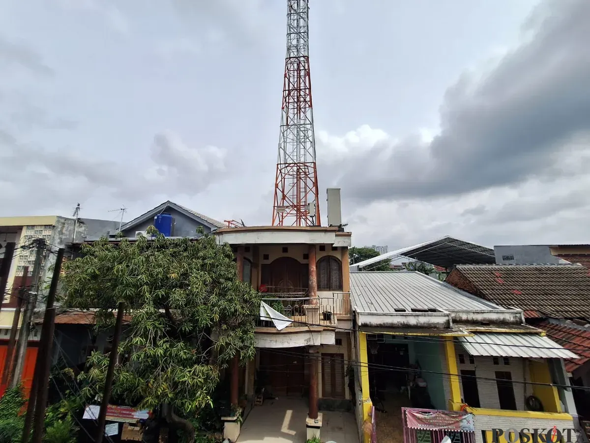 Tower BTS setinggi 25 meter berada di atas rumah warga di Telaga Mas Blok K, Kelurahan Harapan Baru, Kecamatan Bekasi Utara, Kota Bekasi, Minggu, 2 Februari 2025. (Sumber: Poskota/Ihsan Fahmi)
