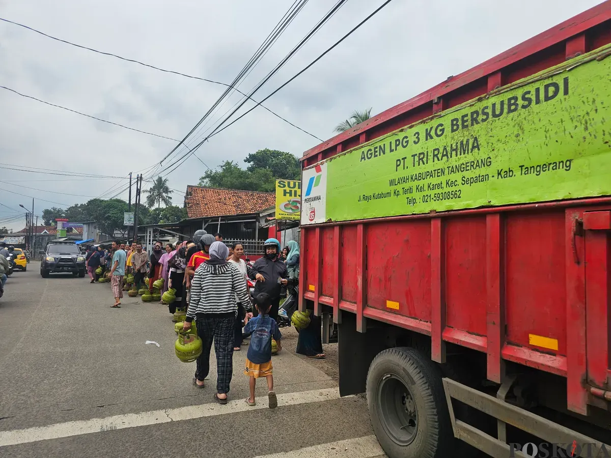Antrean masyarakat untuk membeli gas di Kecamatan Tigaraksa, Kabupaten Tangerang, Senin, 3 Januari 2025. (Sumber: Poskota/Veronica Prasetio)