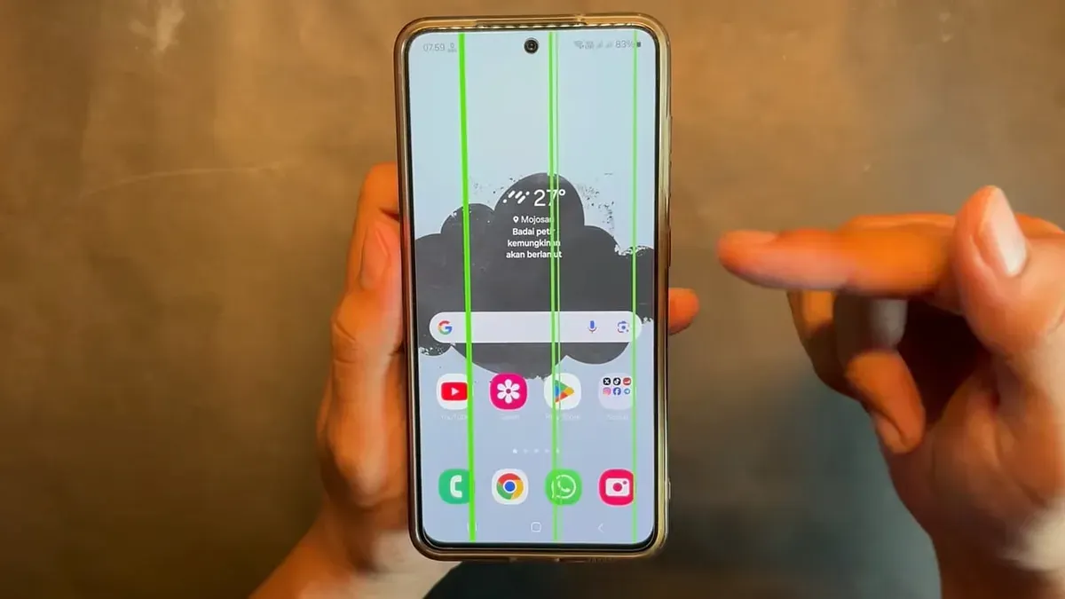 Cara atasi garis hijau di LCD hp Samsung tanpa bongkar perangkat. (Sumber: YouTube/TutorInd)