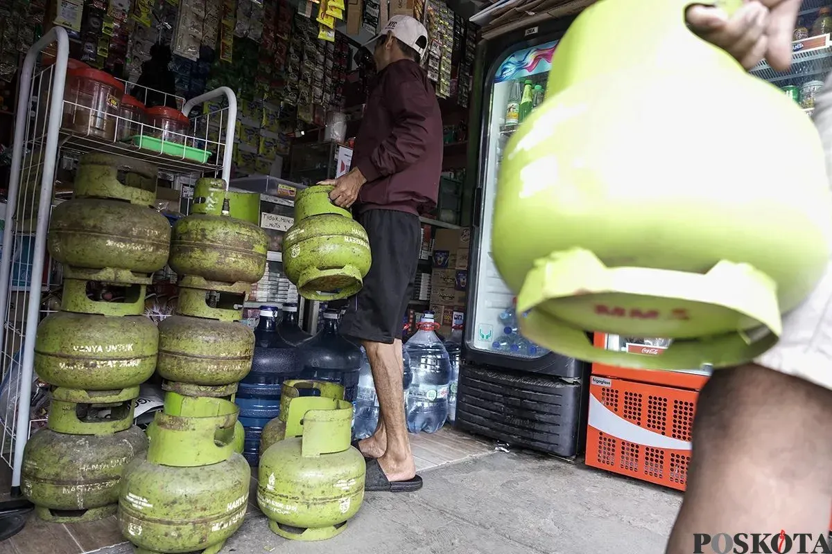 Seorang nenek meninggal dunia diduga karena kelelahan mengantre gas LPG 3 kg.(Sumber: Poskota/Bilal Nugraha Ginanjar)