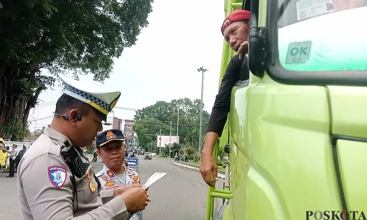 Razia truk ODOL di depan Pos Lantas Wisma Karya, Subang, Jawa Barat, Senin, 3 Februari 2025. (Sumber: Poskota/Gatot Poedji Utomo)
