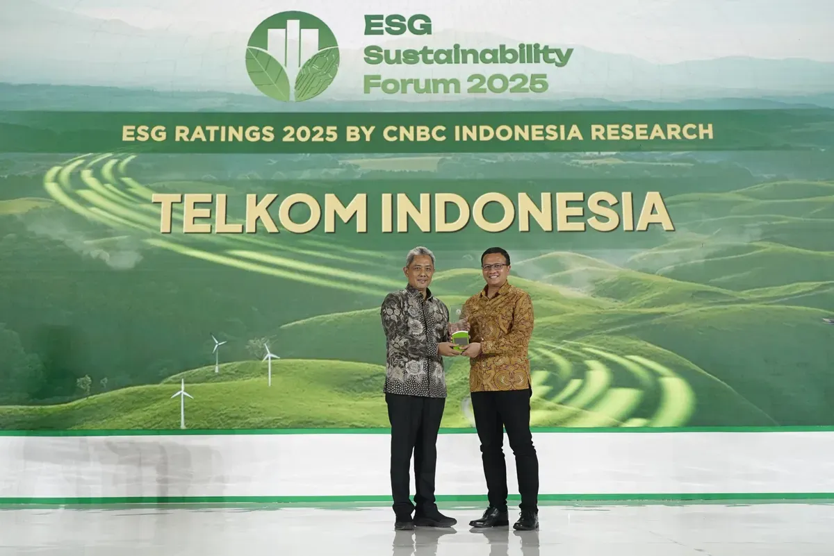 Penghargaan ESG Sustainability Ratings 2025 diterima VP Sustainability Telkom Gunawan Wasisto Ciptaning Andri (Kanan) di Auditorium Menara Bank Mega, Jakarta, Jum’at 31 Januari 2025.