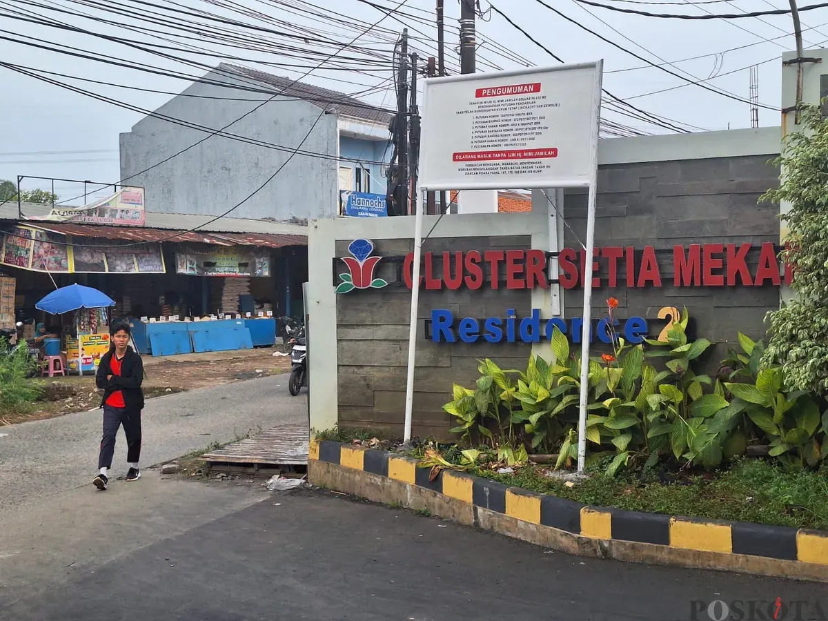 Seseorang melintasi perumahan Cluster Setia Mekar Residence 2, di Tambun Utara, Kabupaten Bekasi, Senin, 3 Februari 2025. (Sumber: Poskota/Ihsan Fahmi)