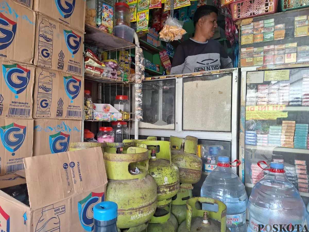 Yetno, 40 tahun, di penjaga warung di Kaliabang, Kecamatan Bekasi Utara, Kota Bekasi, mengaku setuju pemerintah memperbolehkan pengecer menjual LPG 3 kg. (Sumber: Poskota/Ihsan Fahmi)