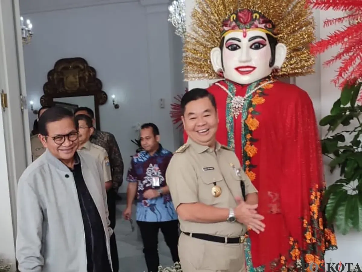 Gubernur Jakarta terpilih, Pramono Anung diajak Teguh Setyabudi berkeliling Balai Kota, Selasa, 4 Februari 2025. (Sumber: Poskota/Pandi Ramedhan)